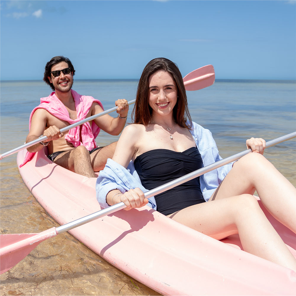 Pareja practicando kayak en los manglares de San Crisanto - Komunah Beach Club